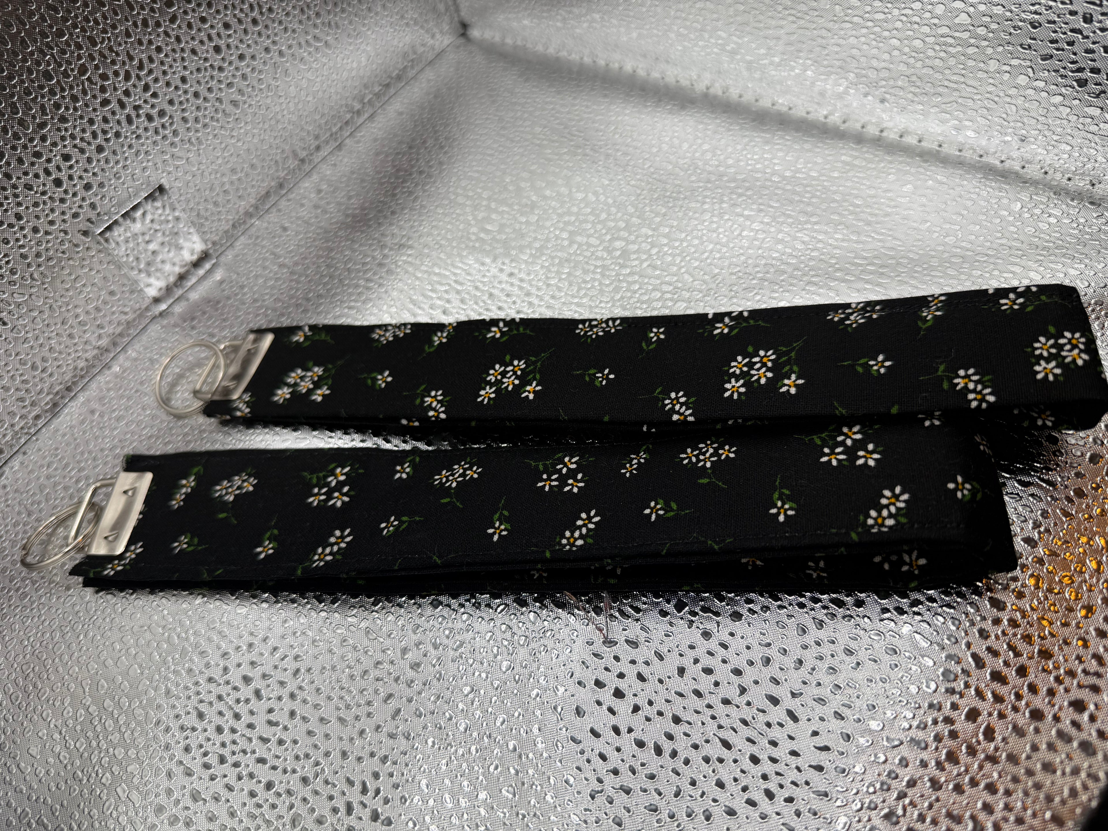 Black Daisy Keychain